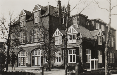 130479 Gezicht op het internaatsgebouw van de Prins Hendrikschool voor schipperskinderen te Vreeswijk.N.B. De gemeente ...